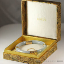 MING'S HAWAII NATURAL BLUE-GREY JADE 14K YELLOW GOLD HINGED BANGLE BRACELET