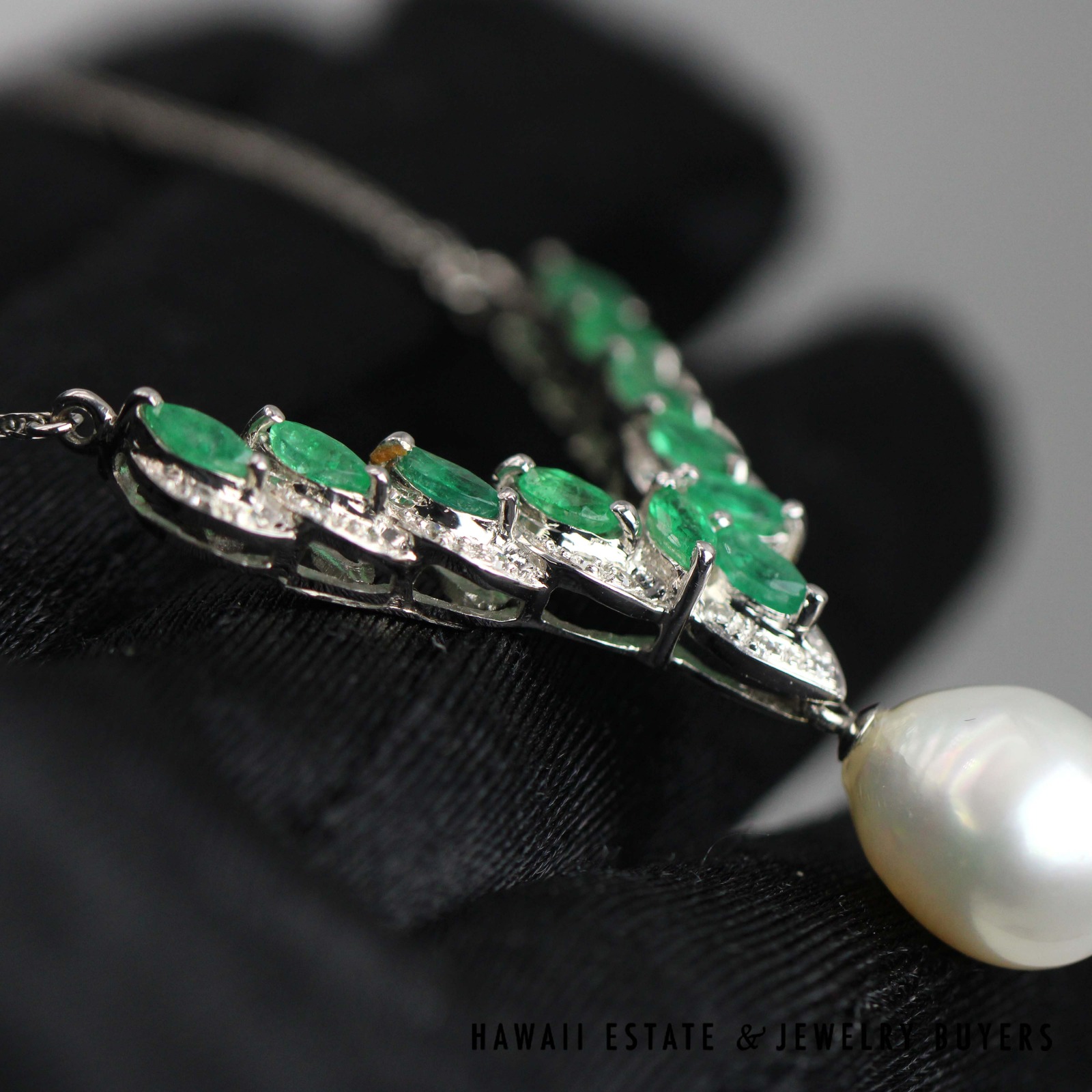 8.9g 18KWG 1.30ctw Emerald 0.13ctw Diamond 11mm Pearl 16" Pendant - Image 2